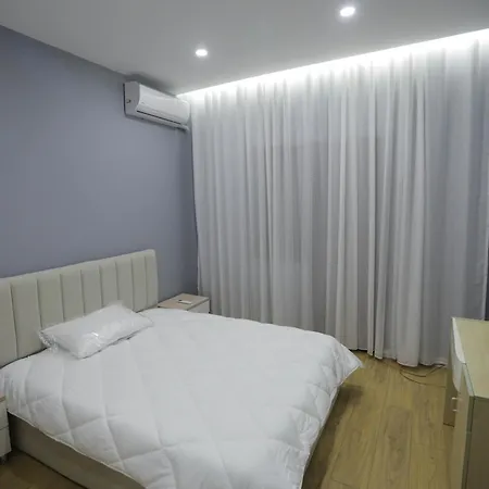 Arlis - Near North And South Terminal Apartament *